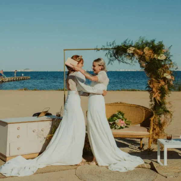 La boda íntima frente al mar de Belén y Yolanda