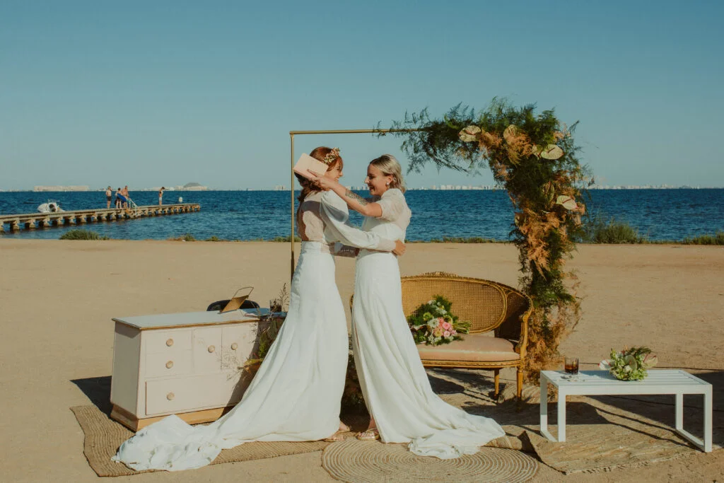 La boda íntima frente al mar de Belén y Yolanda