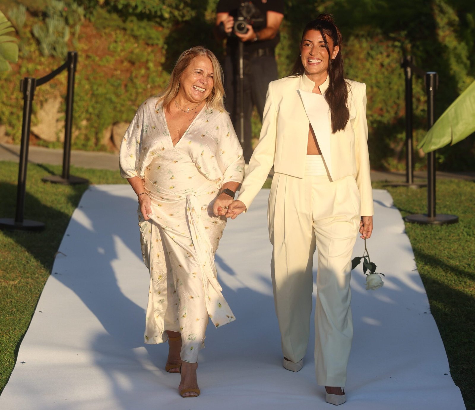 Alba Paul entra sonriente a su reboda con Dulceida
